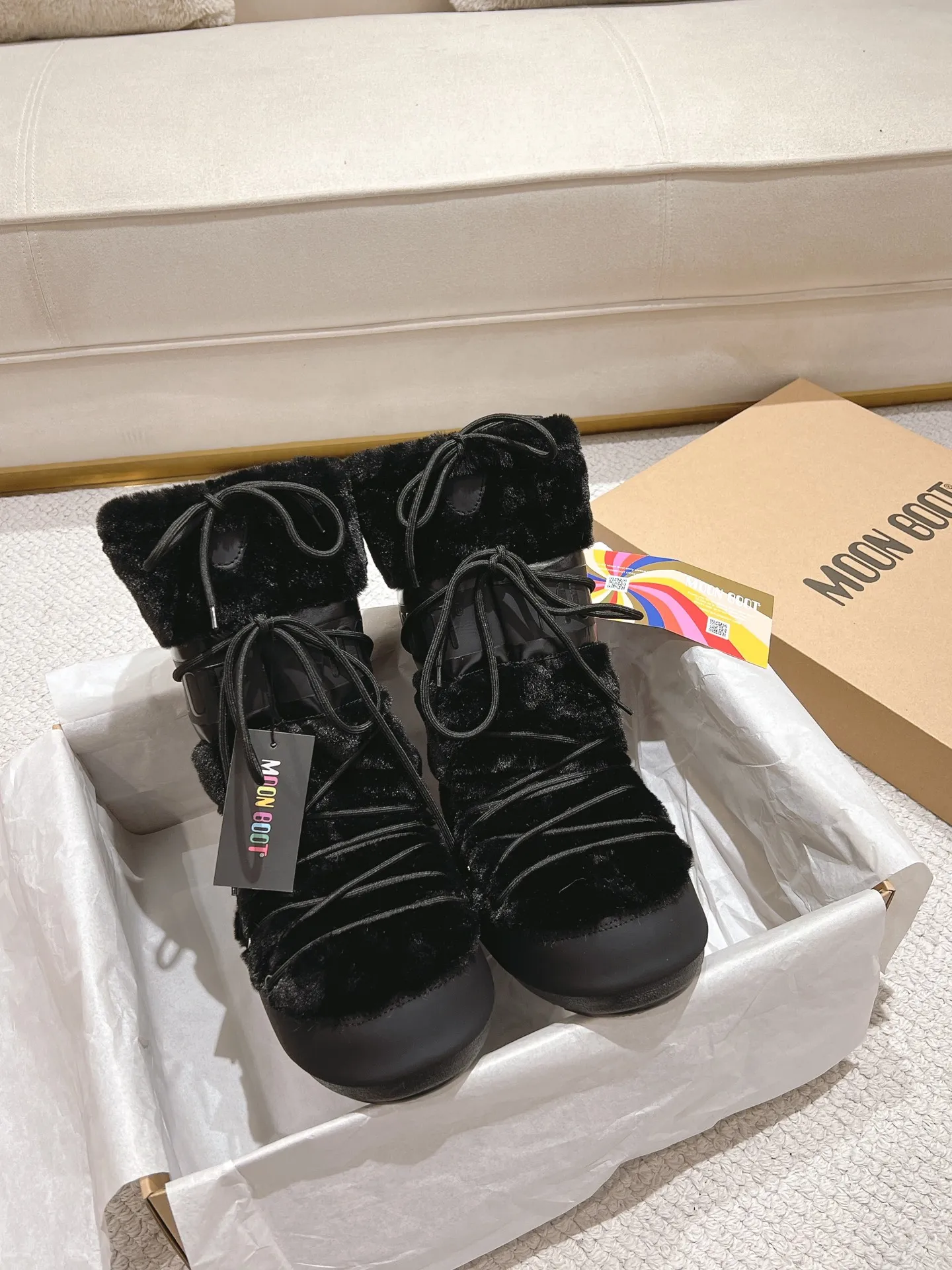 p680 [Exclusive top quality | New upgraded version] ✨A must-buy in winter 2025! Moon Boot moon snow boots - the ultimate warm weapon for fashionistas ❄️ Forget UGG! This winter🔥The "ugly Big Mac" that dominates the streets is here~ 👢The same Y2K retro style from Paris Hilton and Beckham is back! 4cm taller inside ✨ Invisible leg lift · Extremely slimming 👌 Fluffy and soft but not bloated, instantly show off your sense of style when put on your feet 🦋 The same style for both men and women | Can be worn by both men and women | Regardless of left or right foot!  ❄️Maximum thermal insulation power｜No pressure for fun in the snow 💫Trendy style code｜Easily achieve the Millennial hot girl style Say goodbye to ordinary snow boots ~ This winter you need to be warm and rusty! 🌟 #MoonBoot snow boots #winter hot style #瞞小similar style #millennium style wear ❶Fabric: original custom/cowhide/woven wool/high mercerized waterproof cloth ❷Inner: original 100% silk cotton liner ❸Feet: original 100% silk cotton liner ❹Outsole: original molded two-color non-slip outsole ❺Sole thickness: 4cm (including inner**) ❻Number of codes: 35-40 (41. Customized) ❼Packaging: Original full set of packaging ☀Color: Official website updated simultaneously